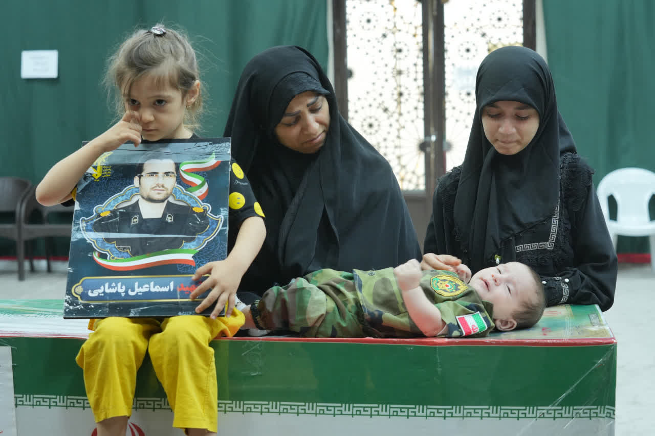 تصویر باکیفیت وداع خانواده شهید اسماعیل پاشایی 